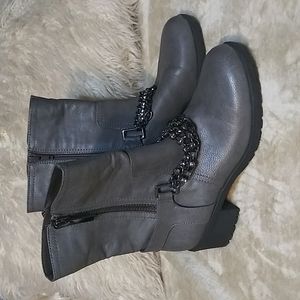 Simply Vera gray chained booties sz 6